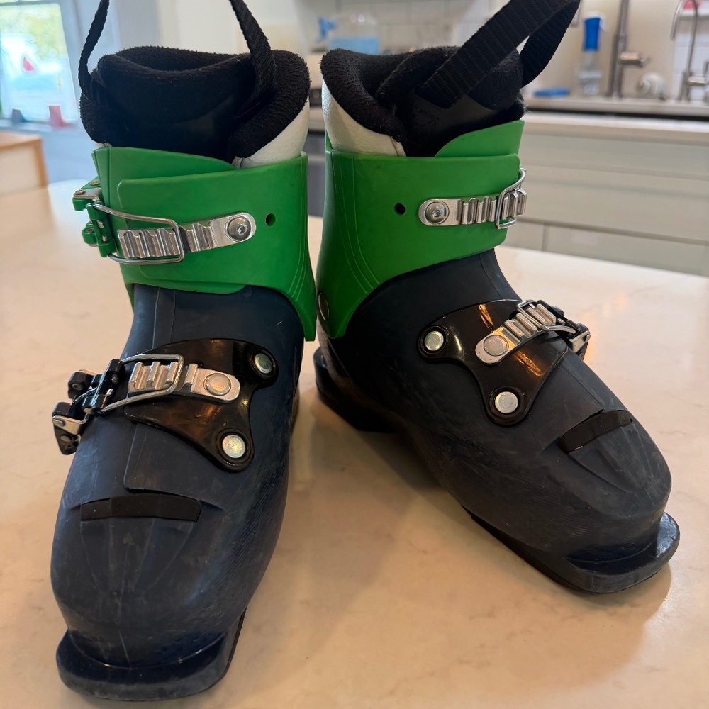 Kids ski boots Atomic Hawk Jr R2j
